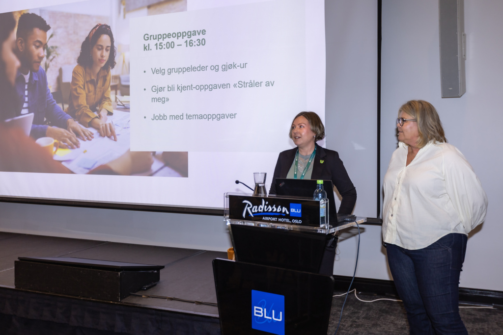 To kvinnelige foredragsholdere foran et lerret