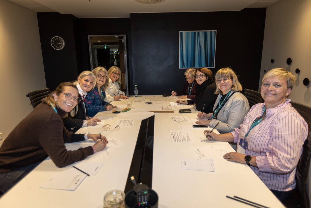 En gruppe personer sitter rundt et bord