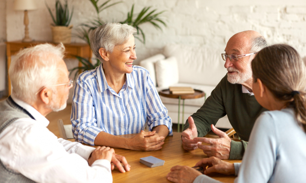 En gruppe eldre som prater. Foto