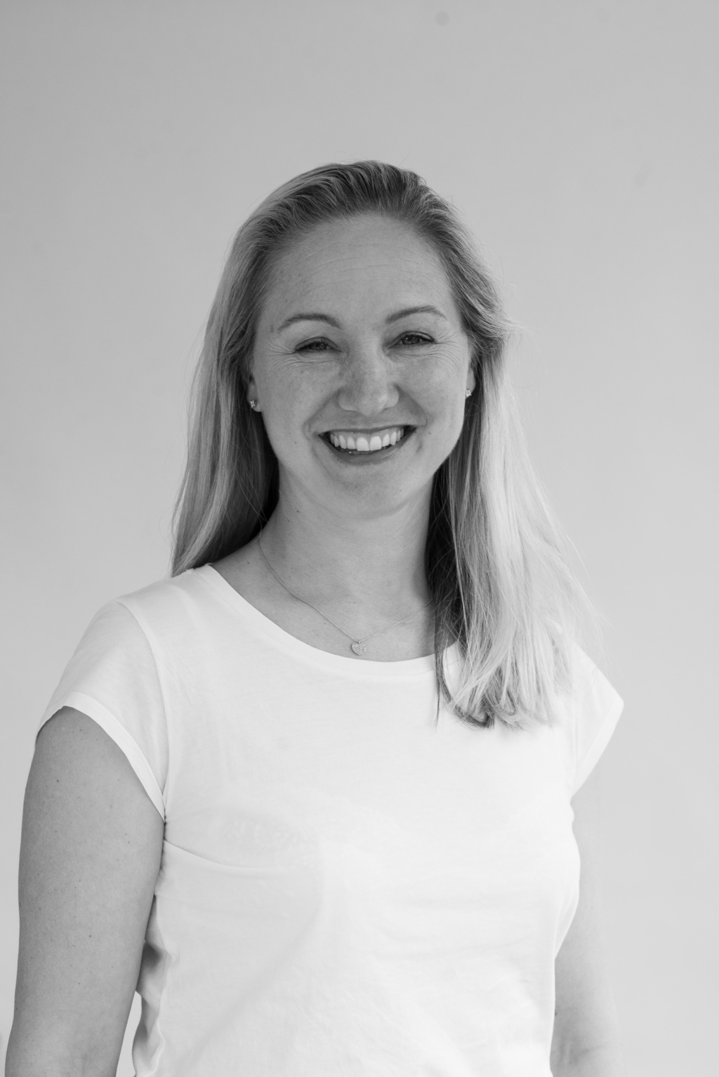 Kvinne som smiler. Portrettfoto