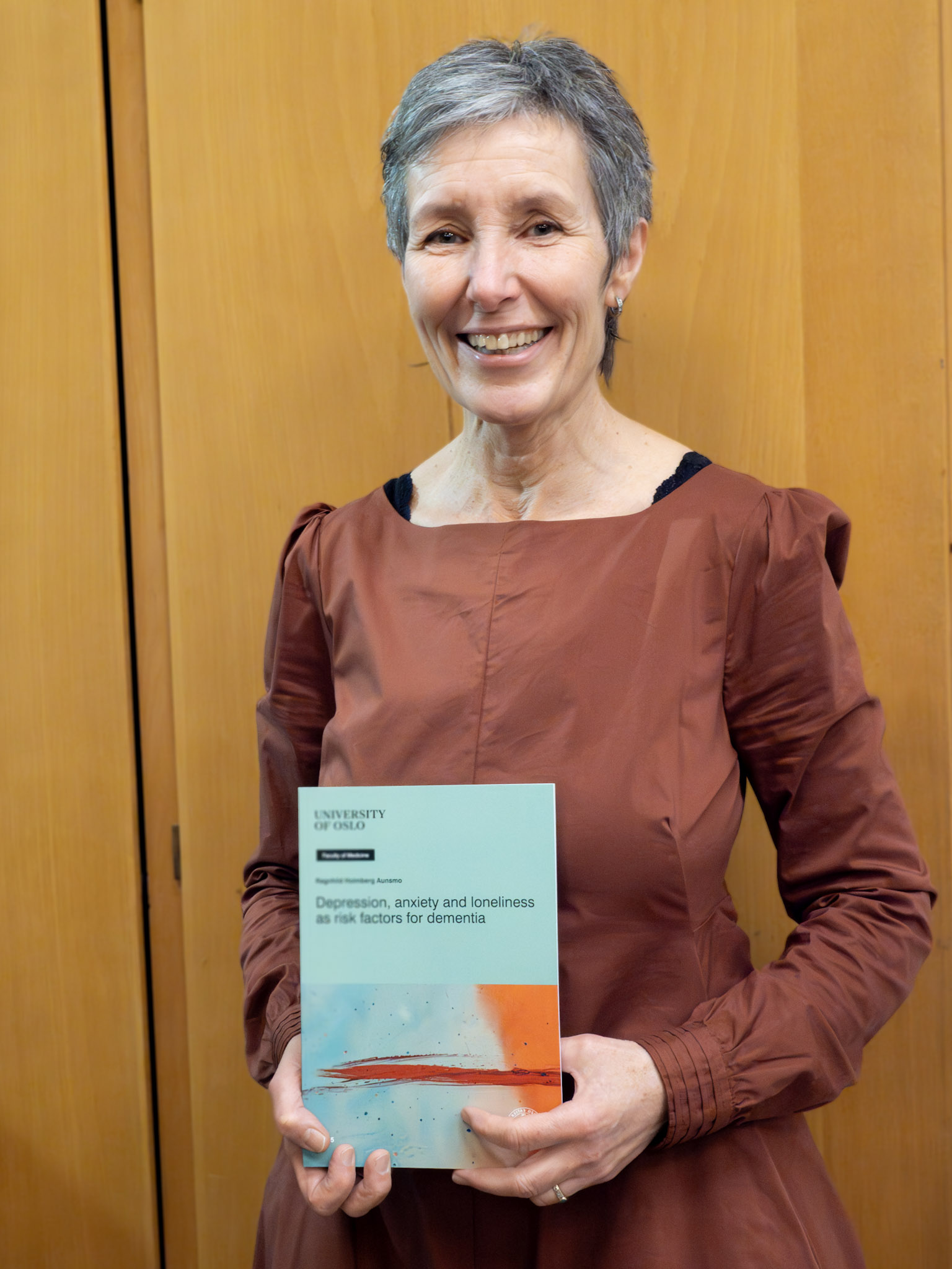 Kvinne holder avhandling. Foto