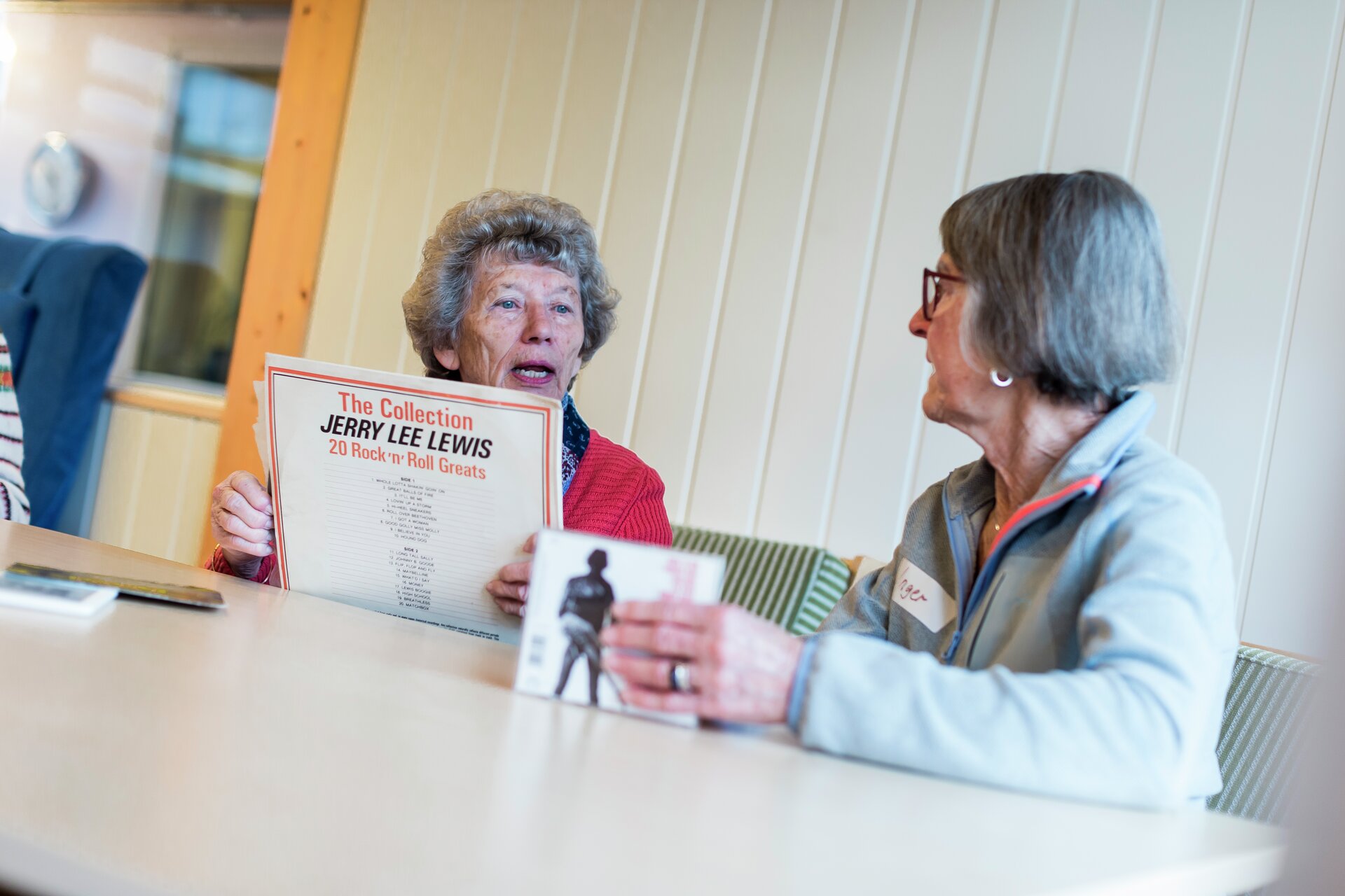 To eldre kvinner med musikk-covere. Foto