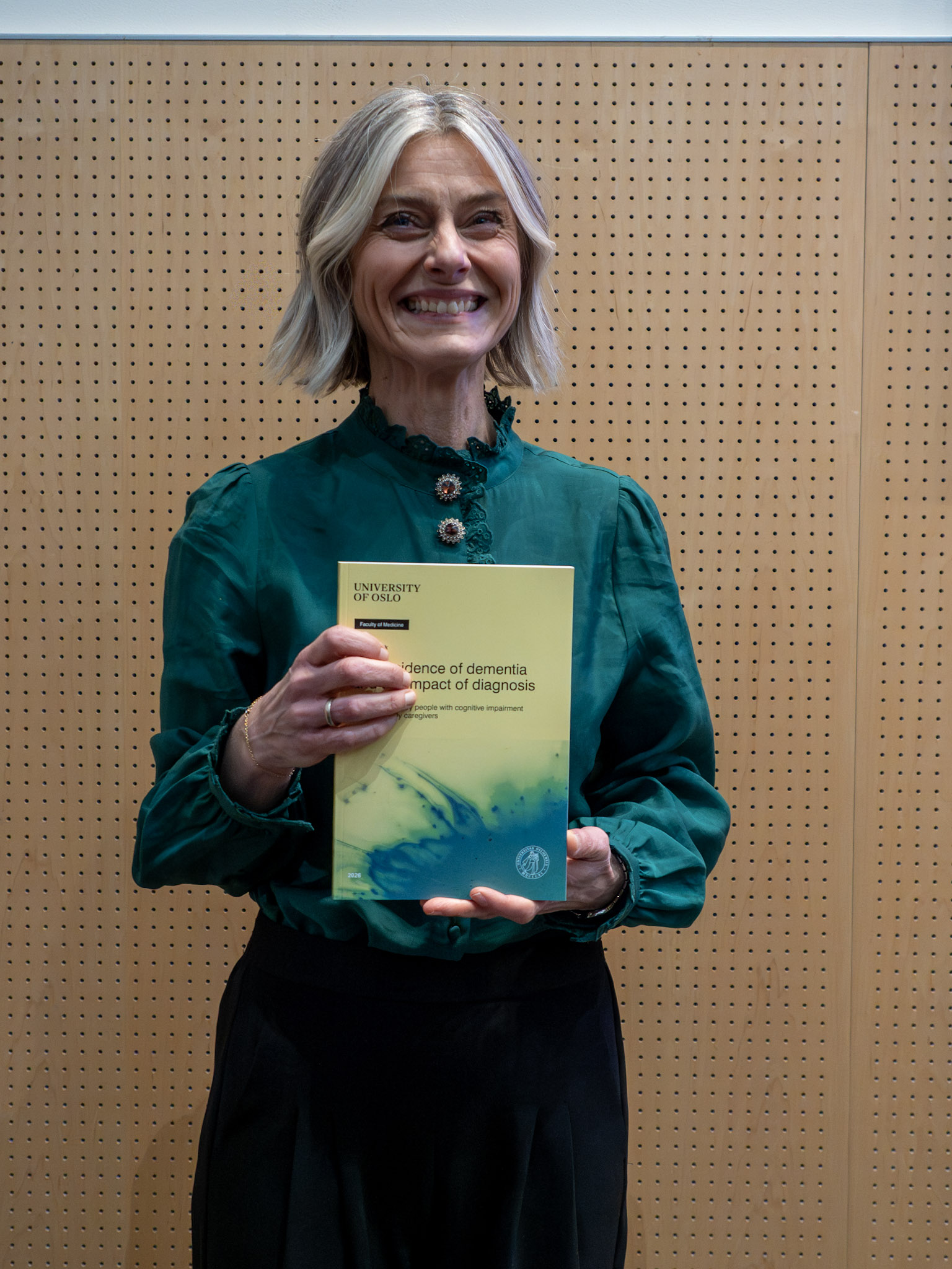 Kvinne holder avhandling. Foto