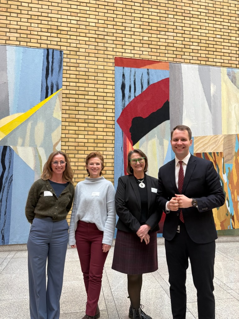 Tre kvinner og en mann. Foto