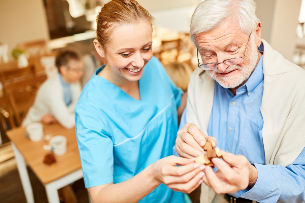 Eldre med demens og helsearbeider.