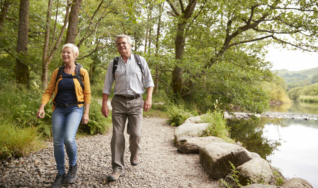 Eldre ektepar på tur. Foto