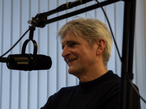 Mann i podkaststudio. Foto