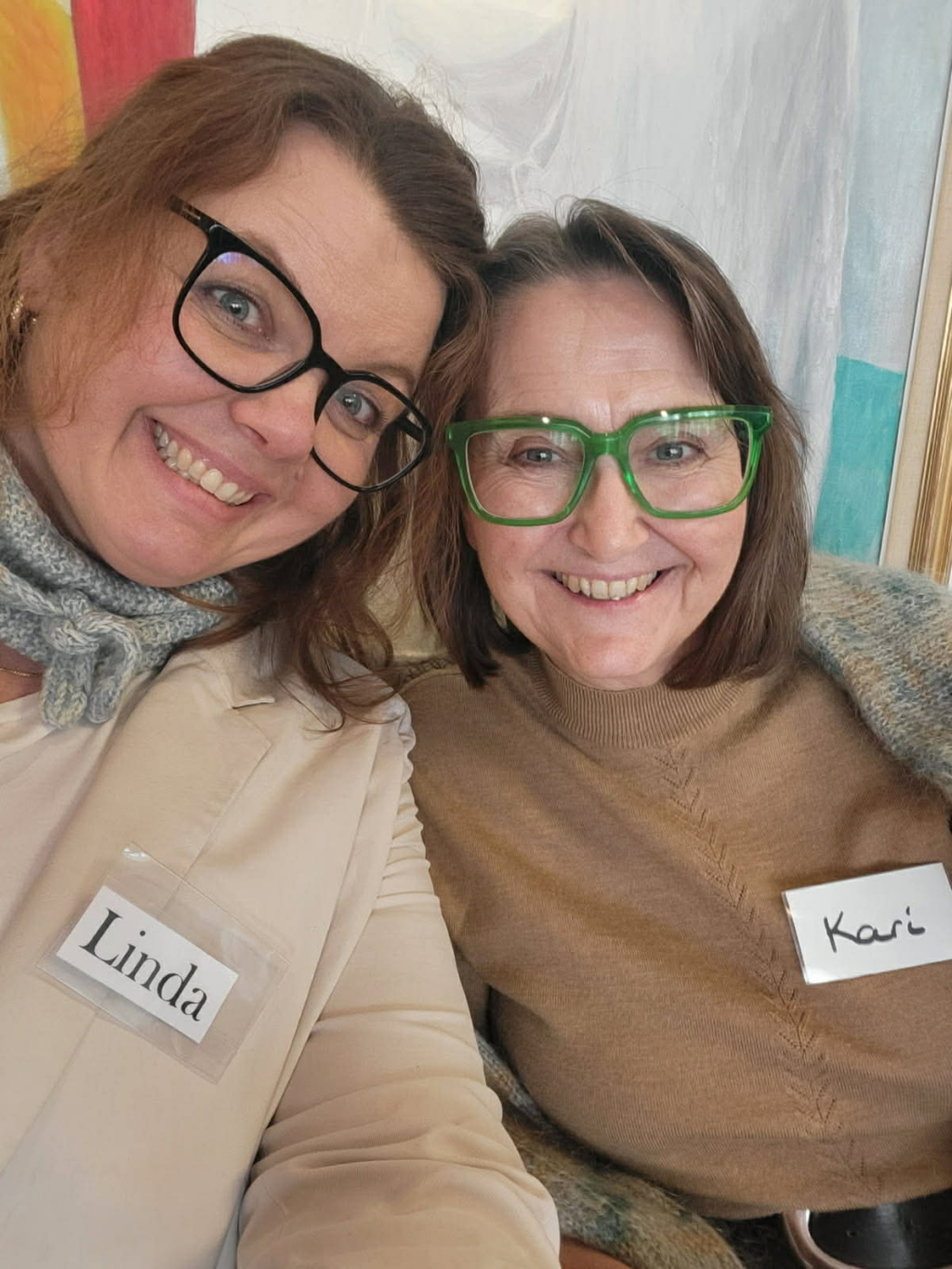 To smilende kvinner. Foto