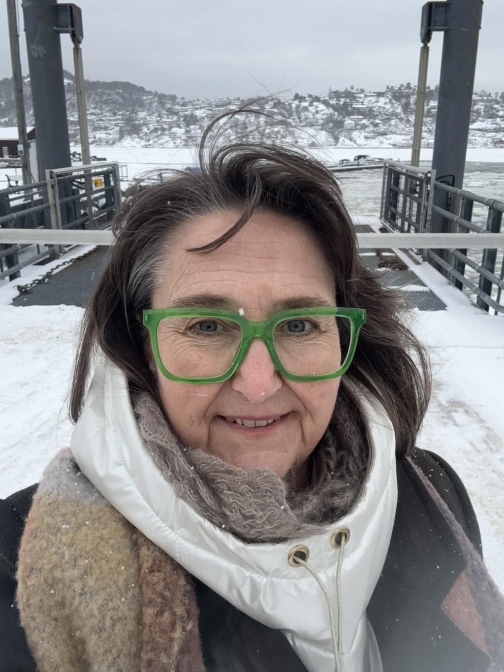 Kvinne med grønne briller utendørs. Foto