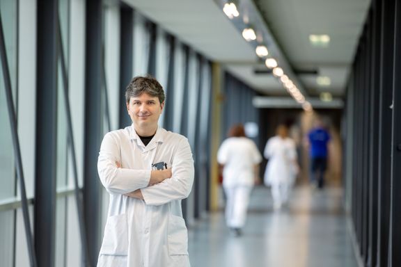 Mann med armene i kors i en gang