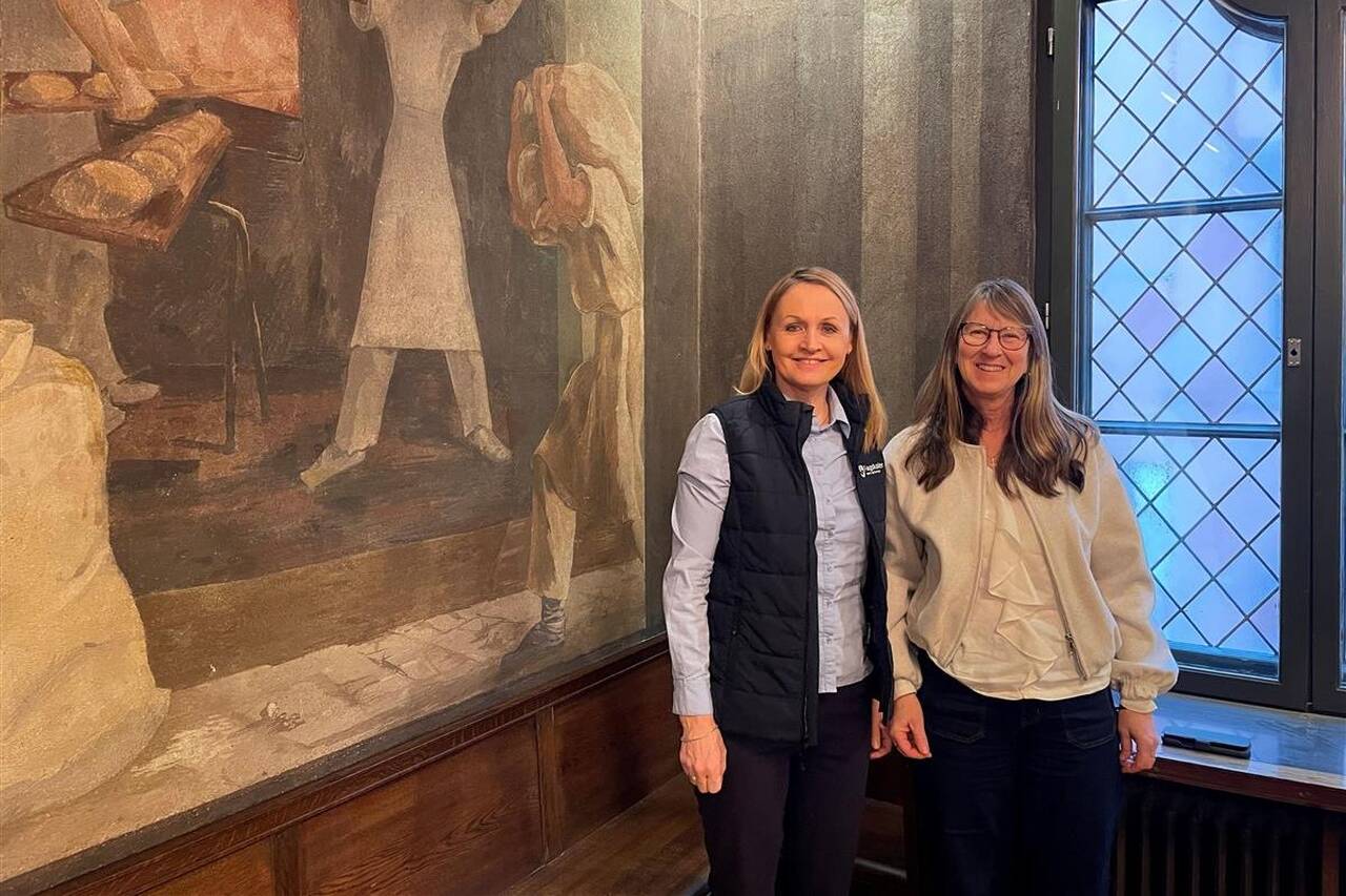 To kvinner foran maleri. Foto