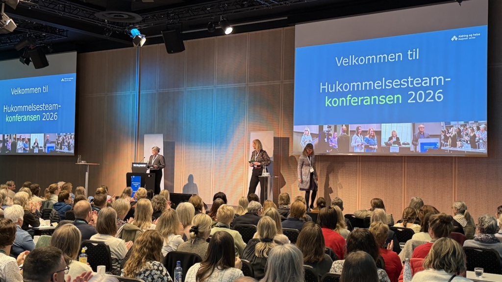 Tre kvinner på scene. Foto