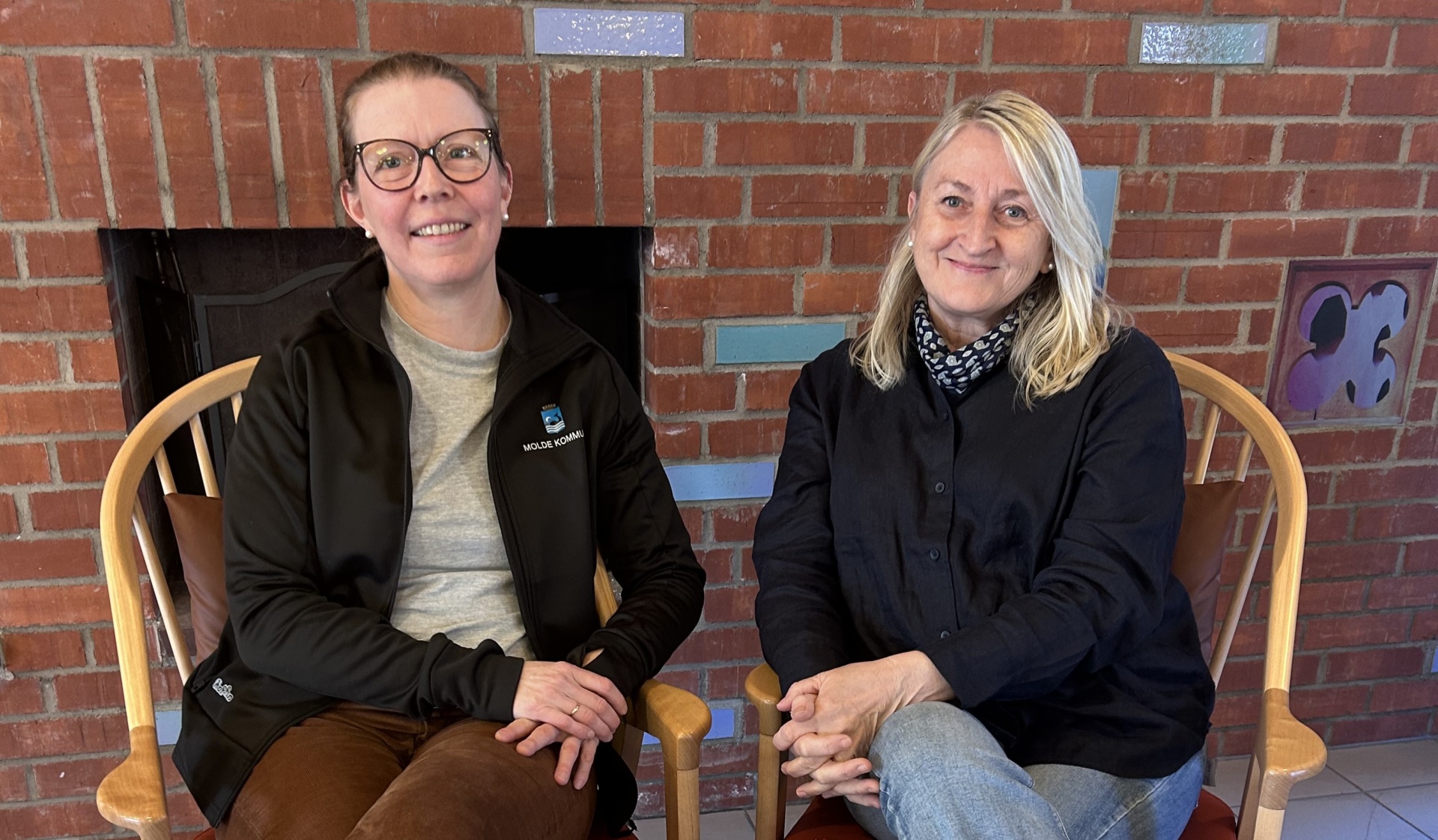 to damer ser i kamera