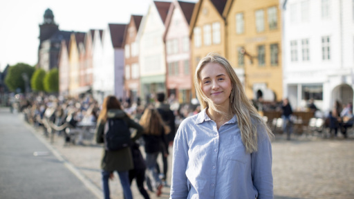 Ung kvinne på bryggen i Bergen. Foto