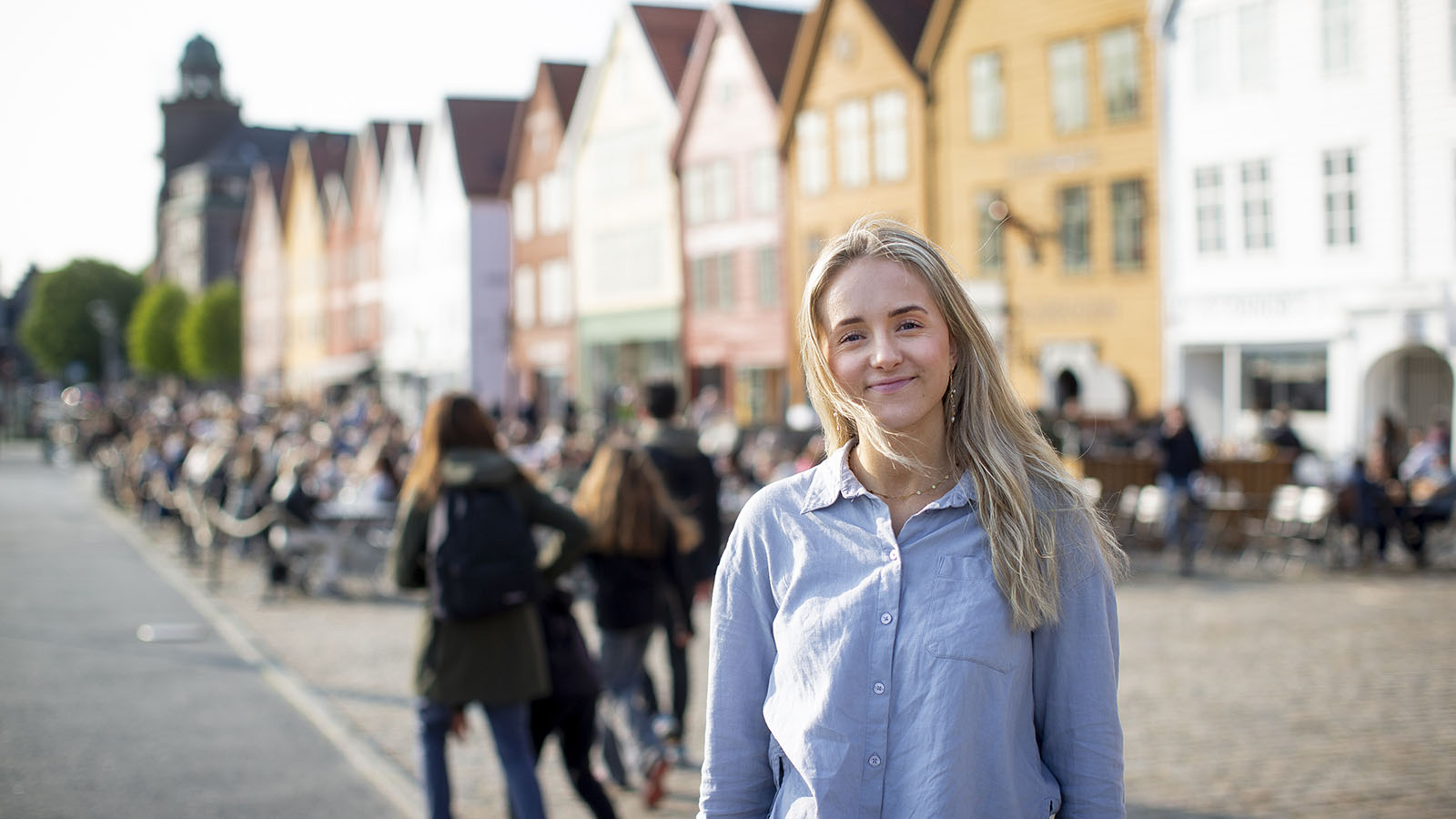Ung kvinne på bryggen i Bergen. Foto