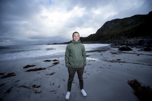 Ung voksen i vannkanten. Foto