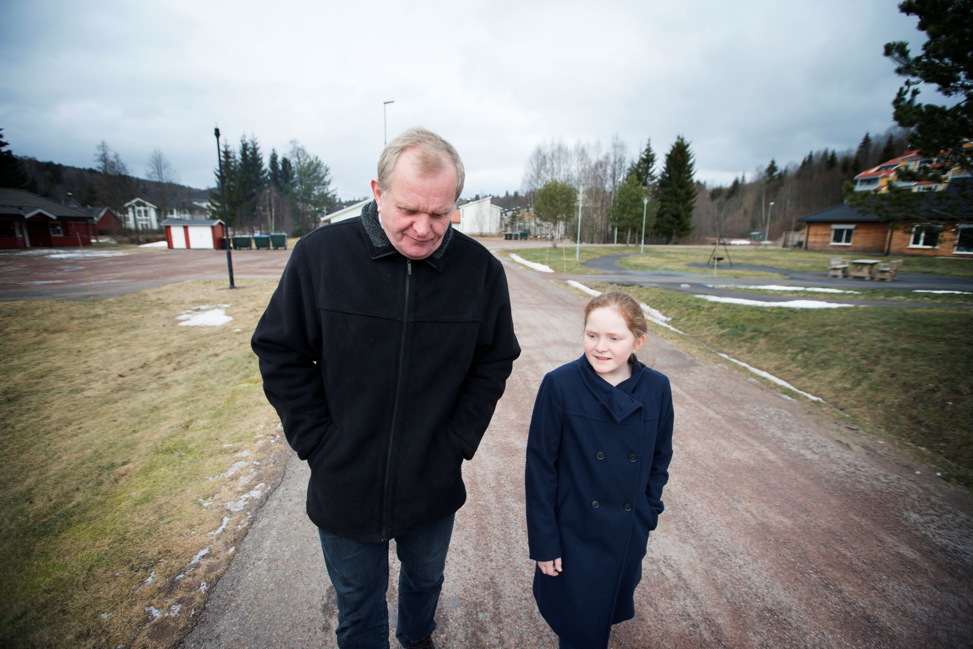 mann og jente går på en vei