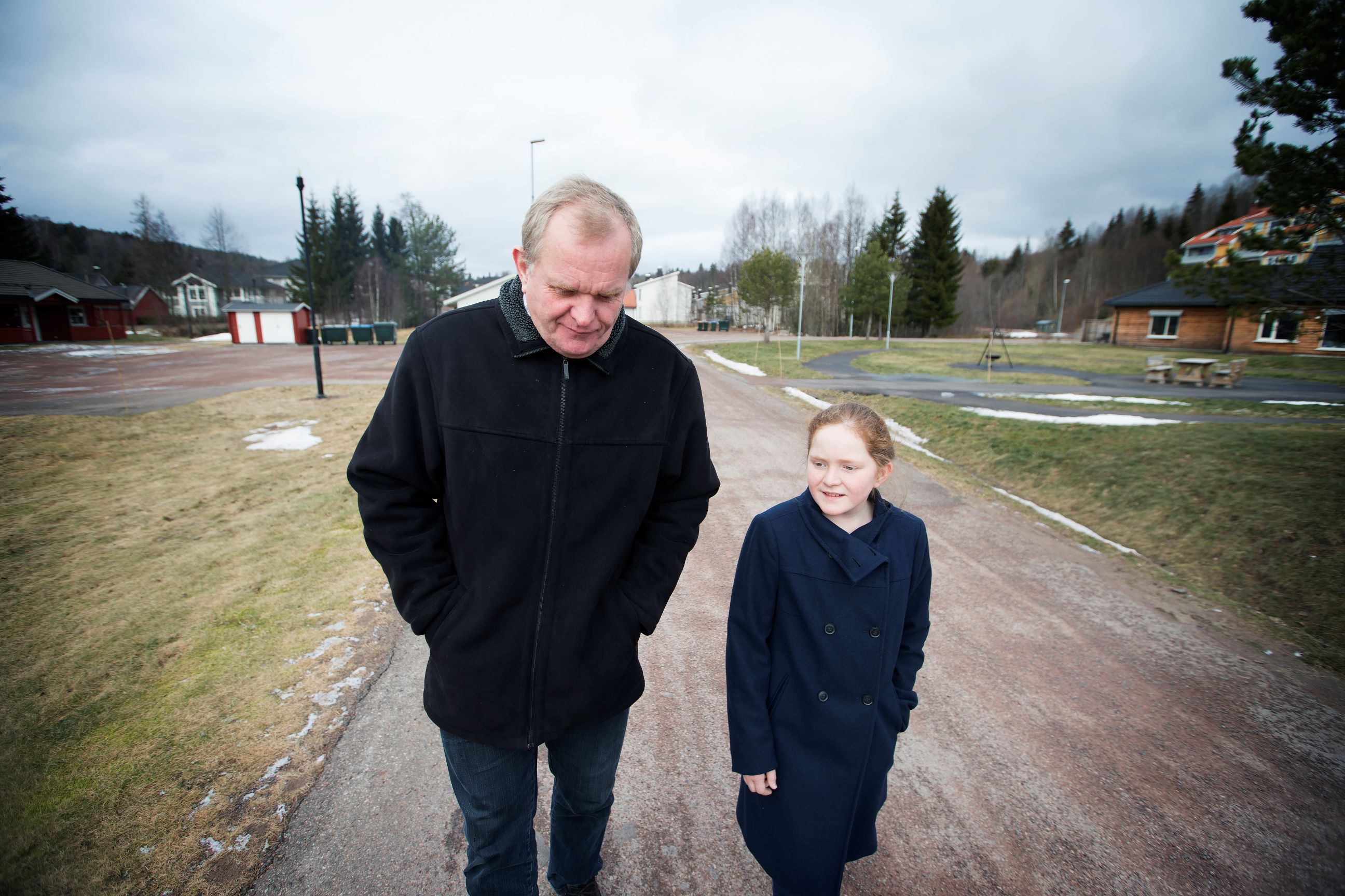mann og jente går på en vei