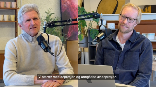 To menn i podkaststudio. Skjermbilde