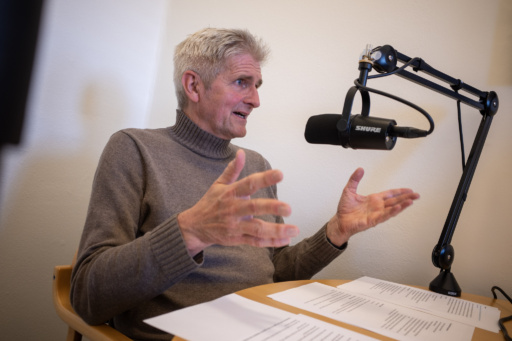 Mann i podkaststudio. Foto