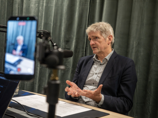 Mann i podkaststudio. Foto
