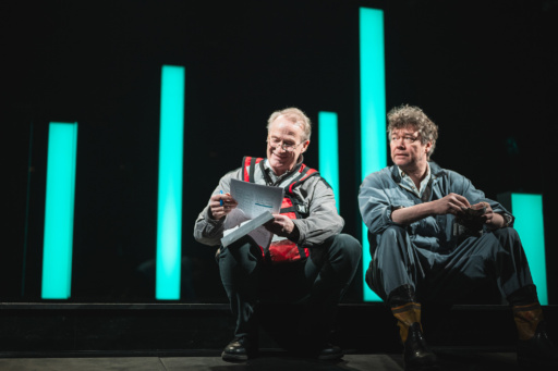 To menn på en teaterscene. Foto