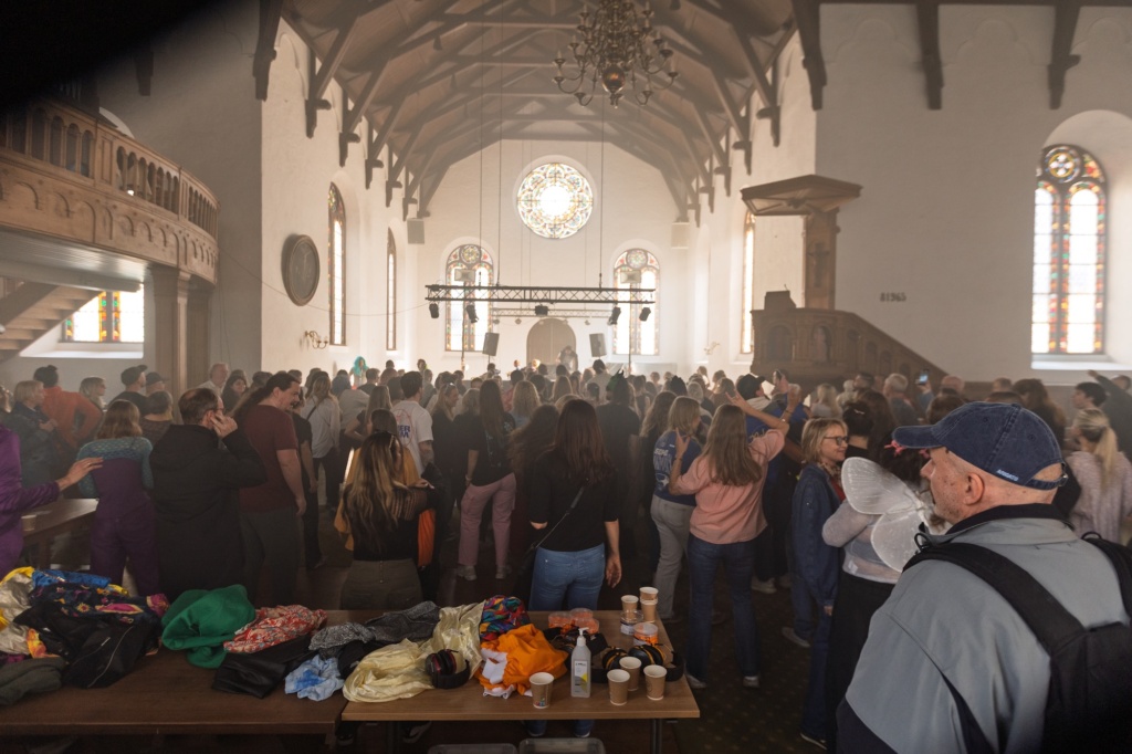 Rave i Korskirken i Bergen under festivalen. Folkemengde fotografert bakfra.