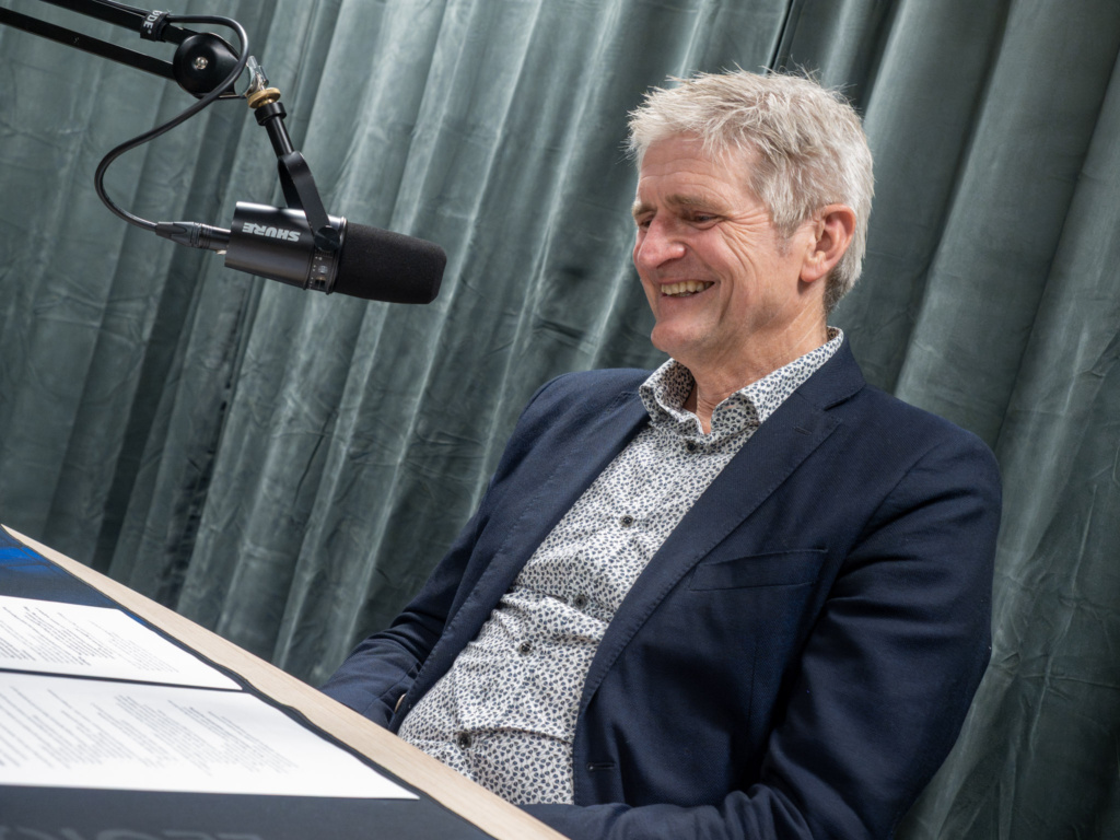 Mann i podkaststudio. Foto