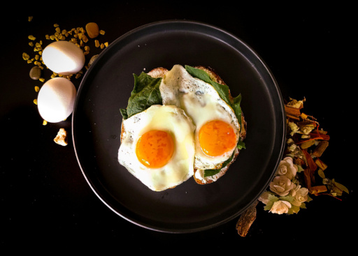 Stekte egg i panne. Foto