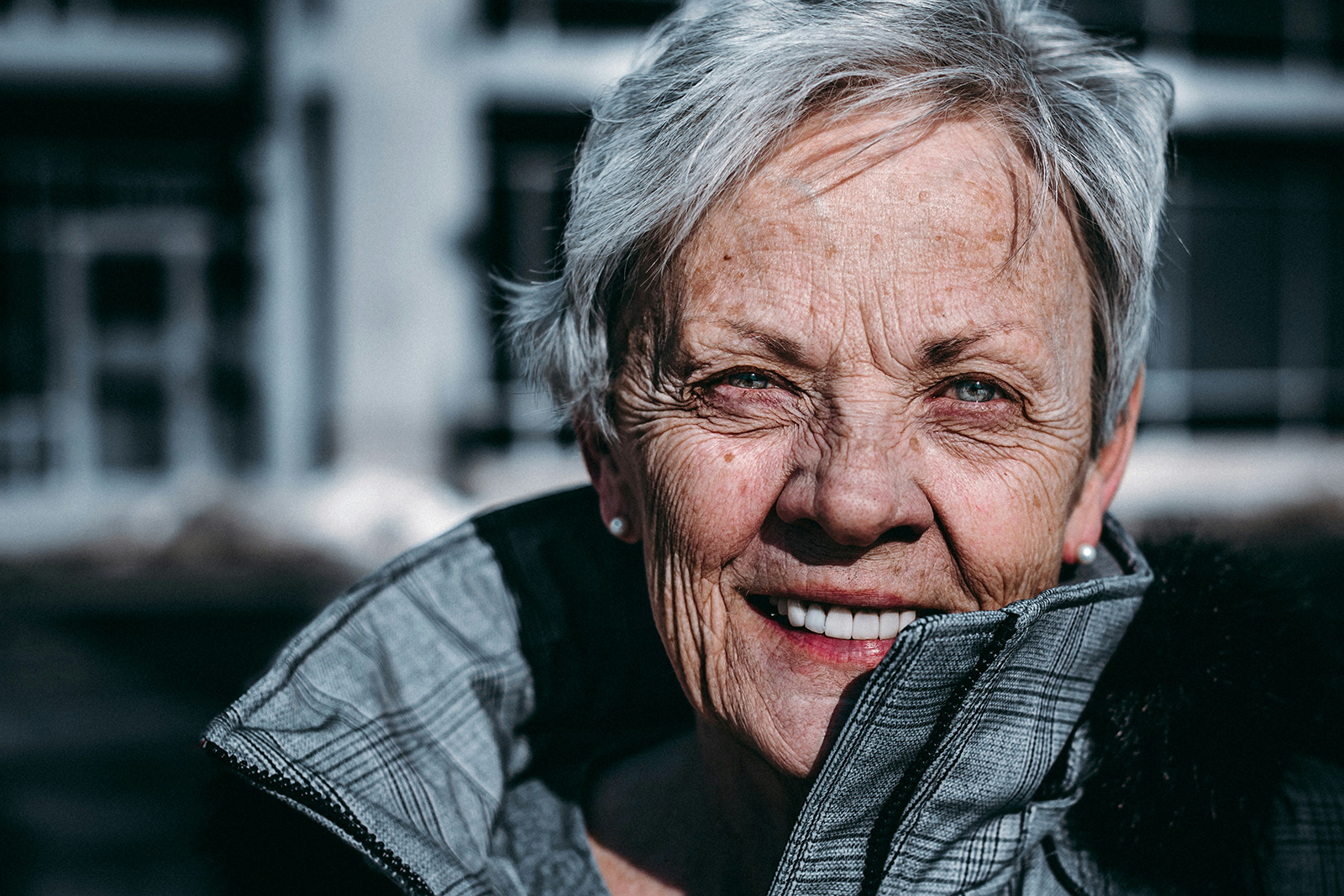 Eldre kvinne med rynker. Foto