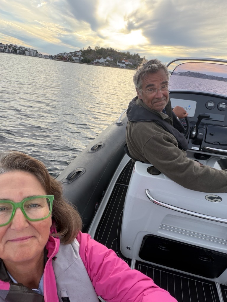 To mennesker i båt. Foto