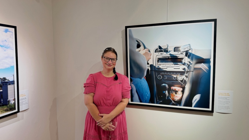 Kvinne ved fotografi. Foto