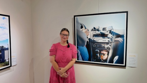 Kvinne ved fotografi. Foto