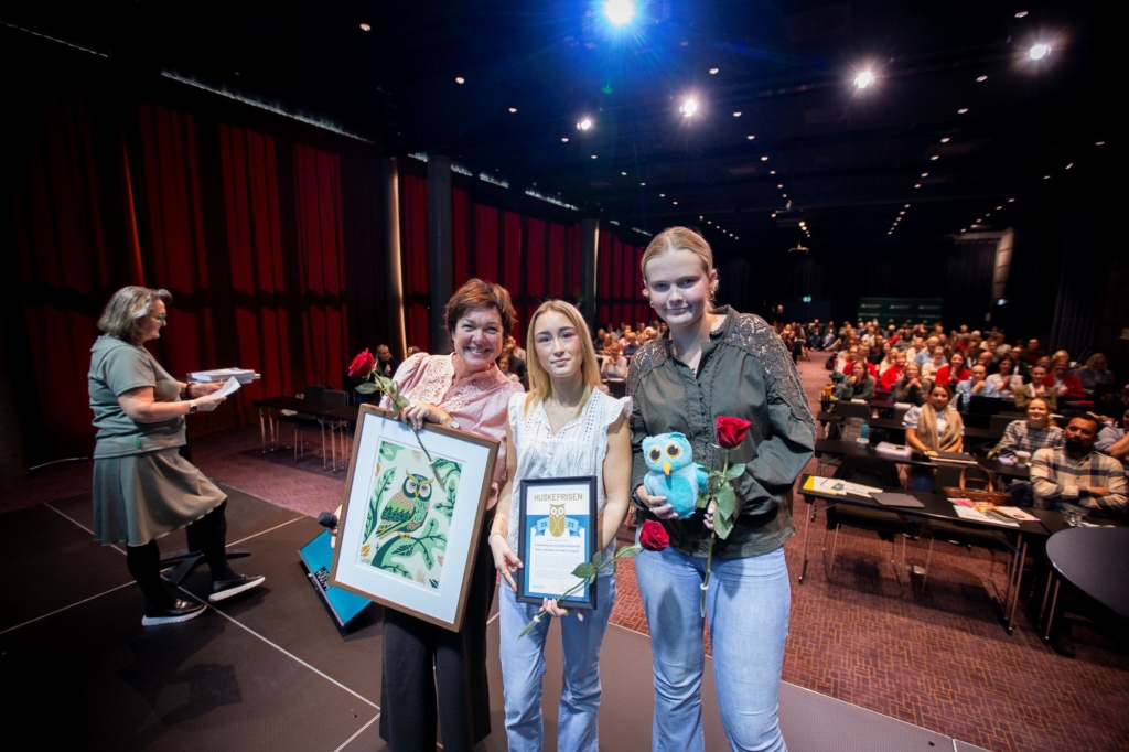Tre kvinner med diplom. Foto