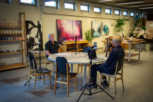 To menn spiller inn podkast i keramikkverksted. Foto