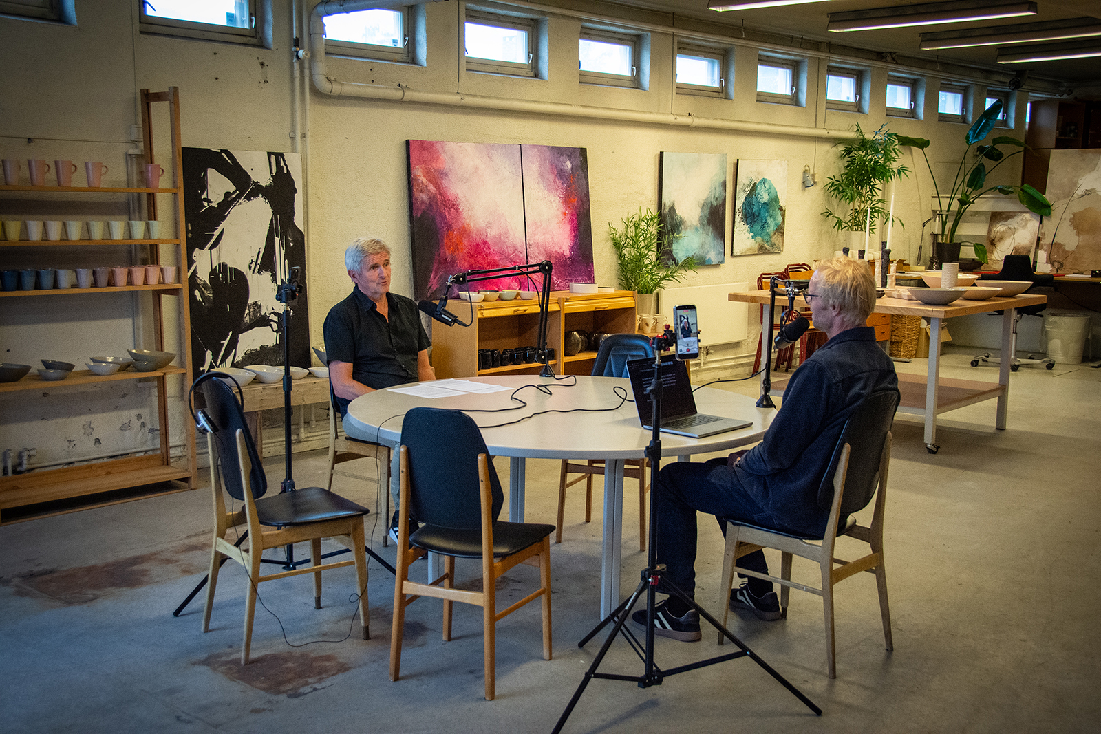 To menn spiller inn podkast i keramikkverksted. Foto