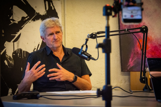 Mann i podkaststudio. Foto
