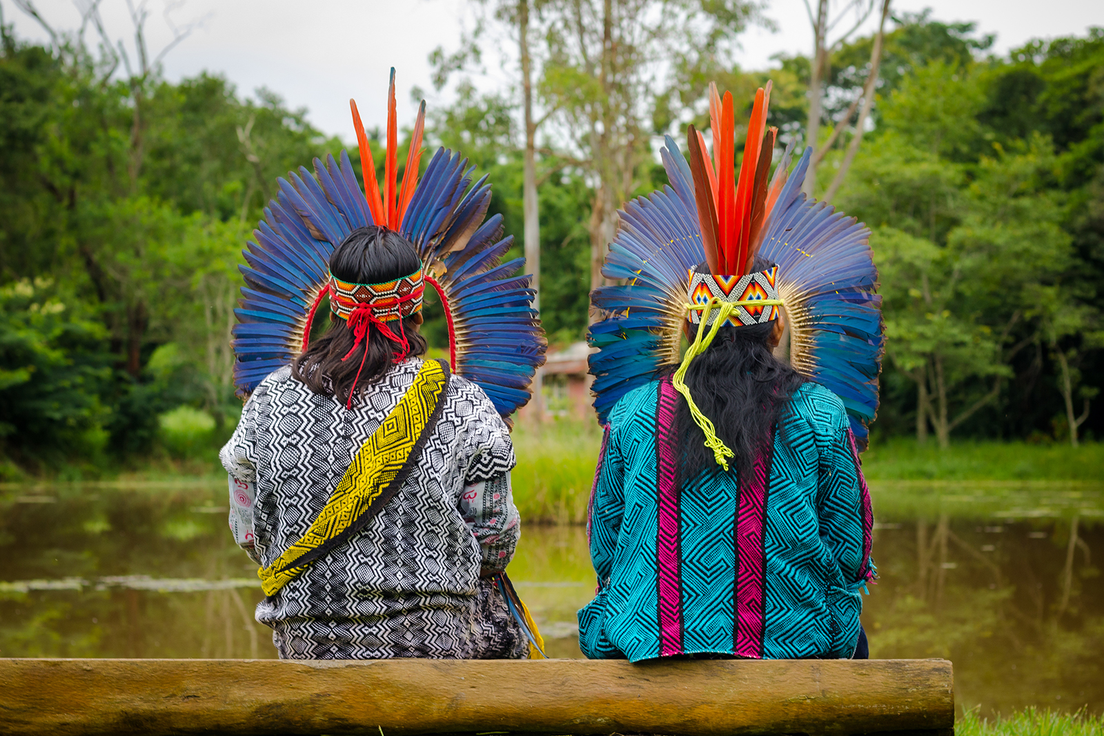 To urfolk fra Amazonas sett bakfra. Foto